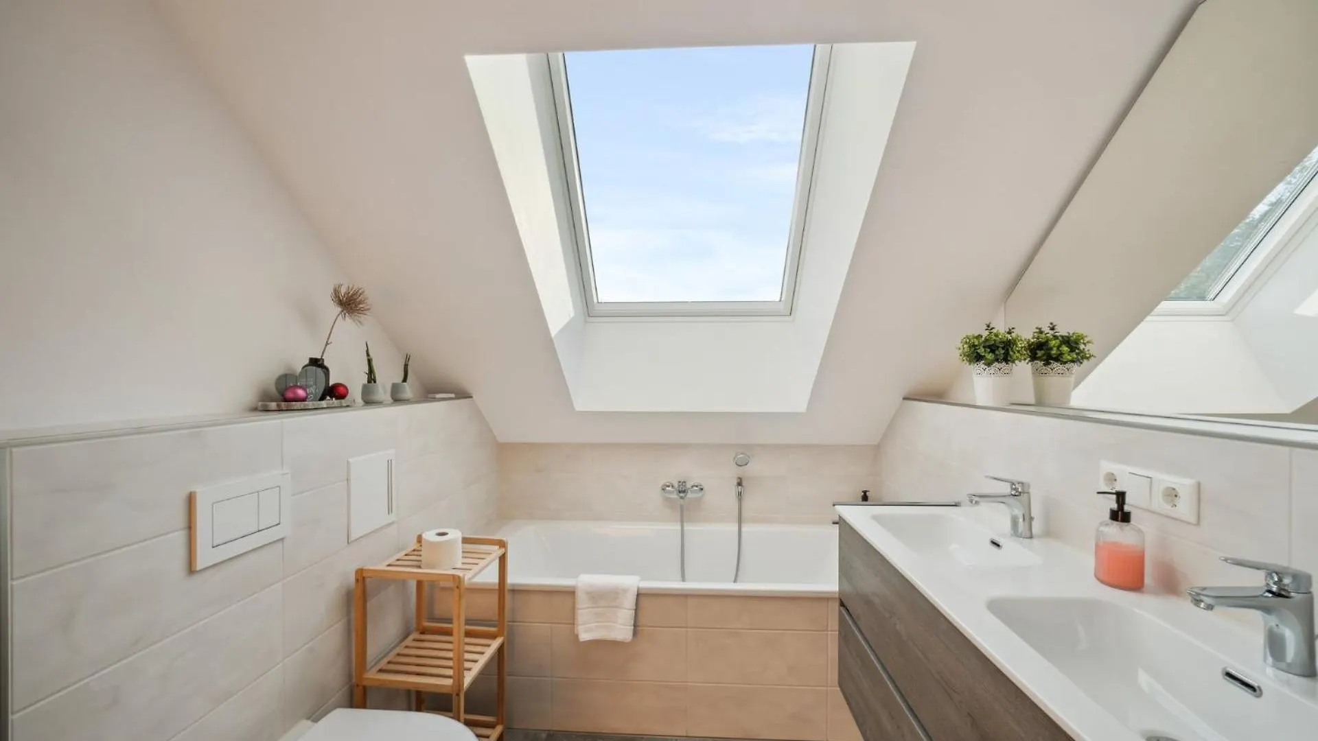 Sali Homes K39 Monte-Carlo -Spacious 6-Bedroom Apartment With Terrace And Garden Views In Bayreuth Ideal For Groups